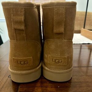 Like new Ugg mid calf boots